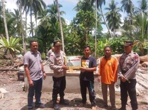 Korban Bencana Pohon Tumbang di Karimun dapat Bantuan dari Kapolres