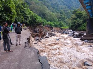 Sumbar Berduka, Agam Dilanda Galodo dan Longsor, Jalan Bukitting-Padang Ditutup