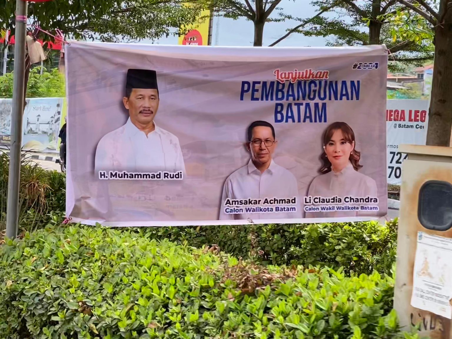 Spanduk Dukungan Rudi untuk Amsakar – Li Claudia Bertebaran di Sejumlah Wilayah di Batam