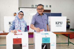 Jefridin Nyoblos di TPS 12 Patam Lestari