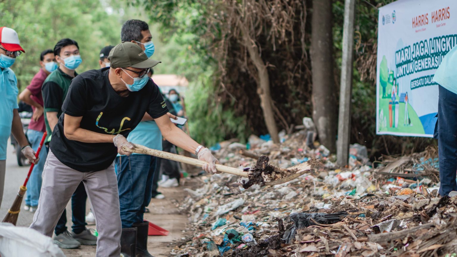 Peringati HPSN, HARRIS Resort Waterfront dan HARRIS Hotel Batam Center Bersihkan Sampah di Jalan