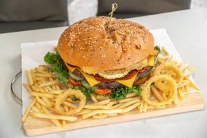 HARRIS Resort Waterfront Batam Luncurkan “Jumbo Sharing Plates” Sensasi Kuliner Spektakuler