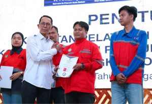 Tingkatkan Daya Saing Tenaga Kerja, Amsakar Serahkan Sertifikat Pelatihan Kompetensi