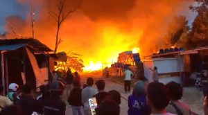 Kawasan Kuliner Mega Legenda Batam Terbakar, Pengunjung Panik