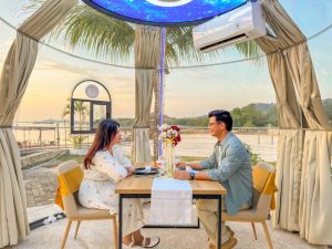 Sensasi Dinner Romantis dalam Dome Transparan di HARRIS Resort Waterfront dengan View Sunset Memukau