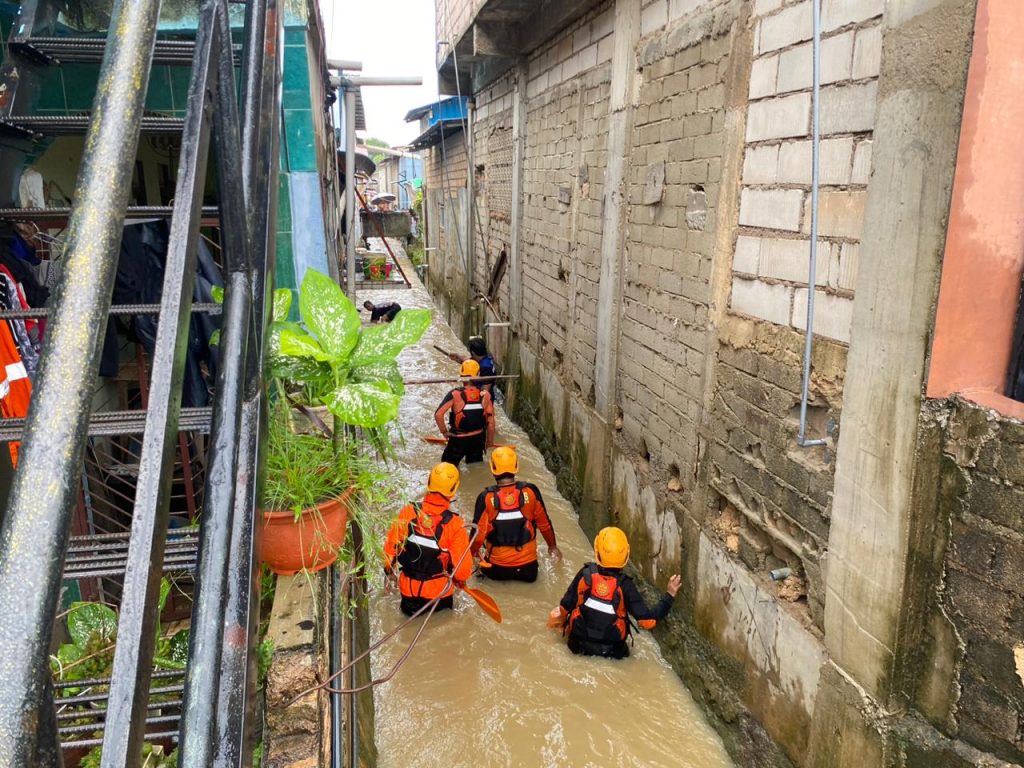 Balita 2 Tahun di Tanjung Sengkuang Hanyut Masuk Gorong-gorong Saat Bermain Hujan, Tim SAR Lakukan Pencarian