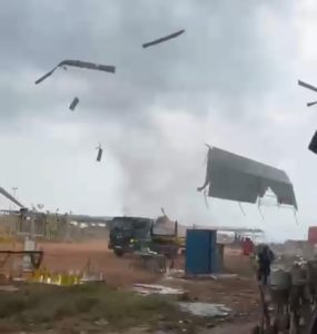 Puting Beliung Terjang Kawasan PT VME Tanjung Sengkuang Batam, Buruh Berhamburan Menyelamatkan Diri
