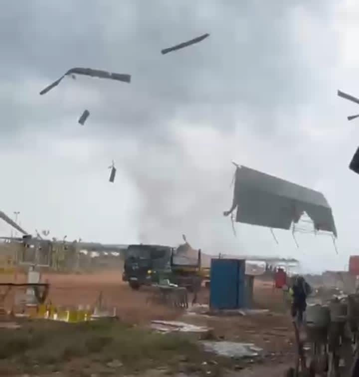 Puting Beliung Terjang Kawasan PT VME Tanjung Sengkuang Batam, Buruh Berhamburan Menyelamatkan Diri